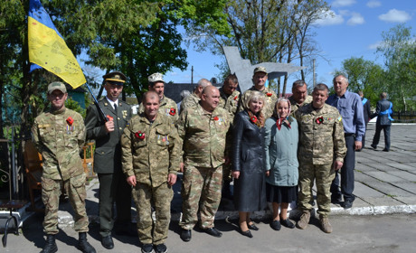 Учасники бойових дій на День перемоги відвідали з подарунками ветеранів та інвалідів війни району