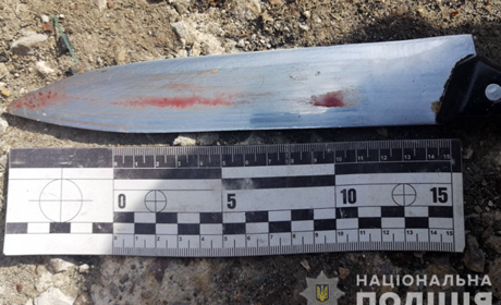 Поліцейські затримали торечанку, яка встромила ніж у свого знайомого