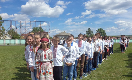 Кіцманчани у вишиванках створять фігуру голуба миру