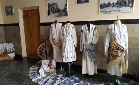 Вишиванки та гобелени: у міській раді розгорнули виставку старовинного одягу