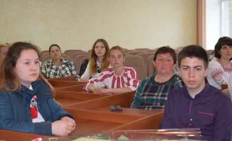 Квіти, подарунки та побажання: влада зустрілася із випускниками району