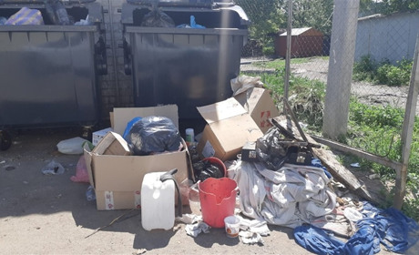 Волновасьці продовжують викидати сміття поблизу нових сміттєвих баків: фотофакт