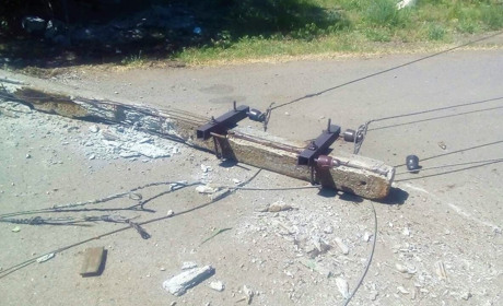 У Волноваському районі водій врізався в електричну опору в результаті чого вона впала на автомобіль