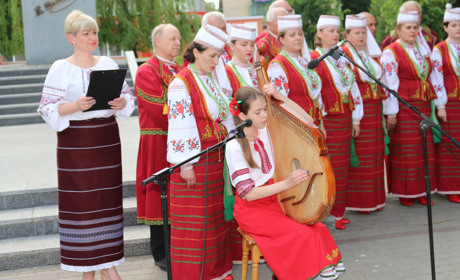 «Іду душею до Тараса»: у Старокостянтинові провели літературно-музичну композицію у сквері  Шевченка