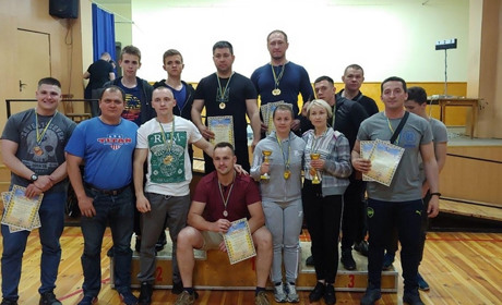 У Рівному на обласному чемпіонаті з важкої атлетики збірна спортсменів із Вараша здобула золото