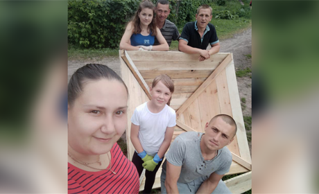 У Конотопі батьки вирішили власноруч облаштувати дитячий майданчик. Подивись, що у них вийшло