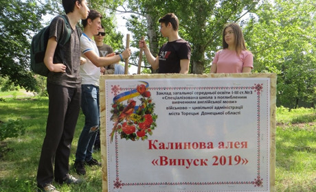 Школьники отказались от шариков на последний звонок, чтобы посадить деревья