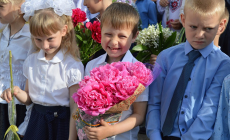 Свято останнього дзвоника у Корюківці. Фоторепортаж з міських шкіл