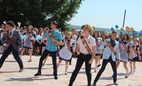 Фоторепортаж: як два випускні класи в Троїцькому ліцеї флешмоб влаштували