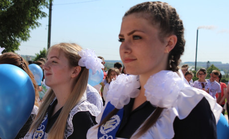 Троїчани діляться фотосвітлинами зі шкільних свят