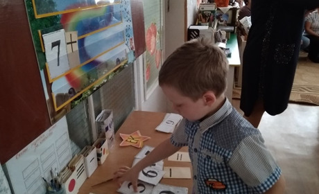 Теремчата вчаться рахувати і літери у склади складати