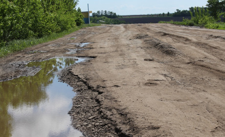 В Троїцьке відмовляються їхати перевізники агровантажів через погану якість доріг