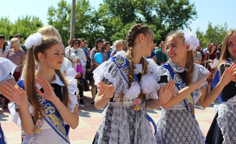 Троїчани в соцмережах: підбірка фото зі святкування Останнього дзвоника