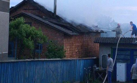 В Ошихлібах пожежу в господарській будівлі гасили понад три години