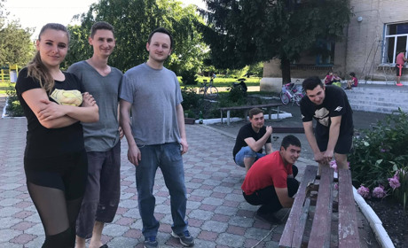У центрі села Волноваського району жителі самі ремонтують лавки: фото