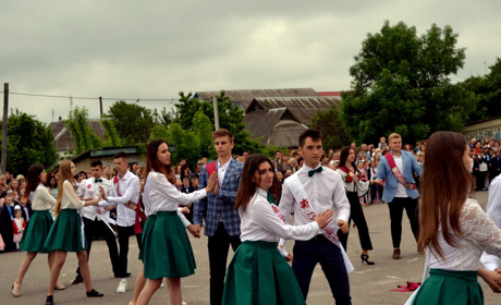 Школа № 1: випускників знімав дрон і відеокамери телебачення