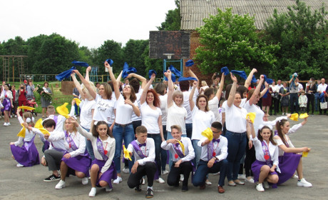 Школа № 7: Флешмоб від мам і серця для випускників