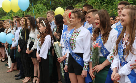 Старокостянтинівська гімназія: класична врочистість, іменні стипендії і випускний вальс