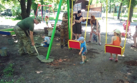 Військові встановили дитячий майданчик в одному зі скверів Торецька