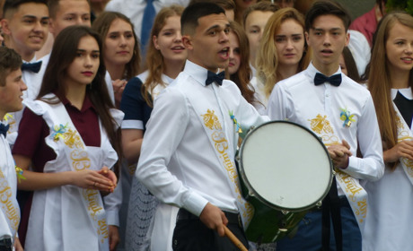 Останній дзвоник у Чортківській гімназії: червона доріжка, дефіле випускників і драйвовий  флешмоб 