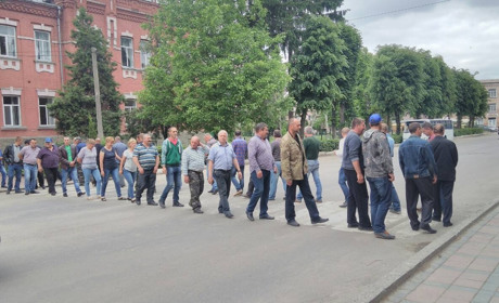 Працівники фермерських господарств перекрили рух автотранспорту в Барі, вимагаючи повернути зерно
