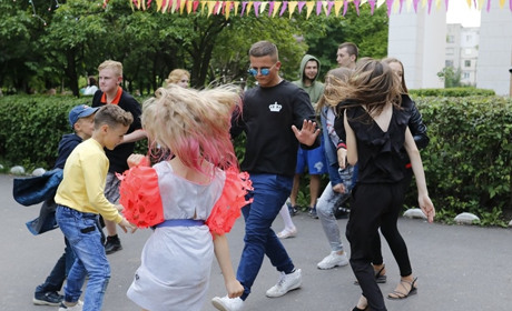 Потусили: у Старокостянтинові провели мега-дискотеку для школярів просто неба