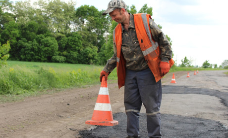 Троїцькі дорожники ведуть ямковий ремонт дороги "Троїцьке-Тимонове"