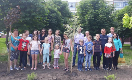 Діти закликають підтримати їх акцію та висадити дерева