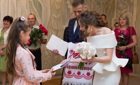 У Калуші випускниця 4 класу провела шлюбну церемонію для вчительки і її нареченого