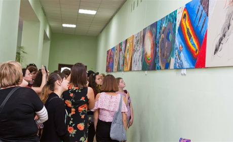 У Конотоп діє виставка полотен, які створили музиканти та актори з різних куточків світу 