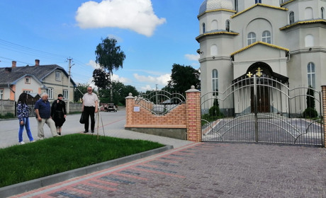 У Суховерхові впорядкували площу біля храму Трьох Святителів і пам’ятника загиблим односельцям