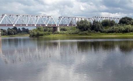 На Менщині залізничний міст залишають без охорони. Люди протестують