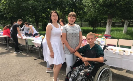 На «Пікніку у білому» в Калуші «кришталевому» хлопчику  зібрали майже 8 тисяч гривень