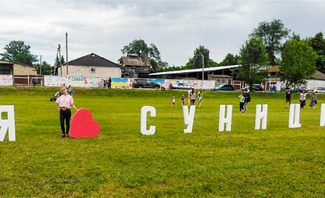 Фаер-шоу та живі статуї: як на Конотопщині відбувся полуничний фестиваль