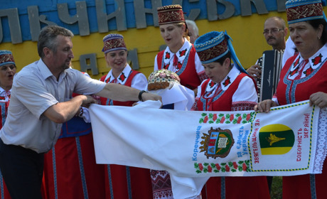 10-метровий "Рушник єднання" передали у Ємільчинський район