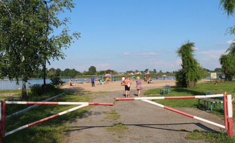 Міський пляж працює. Купатися можна