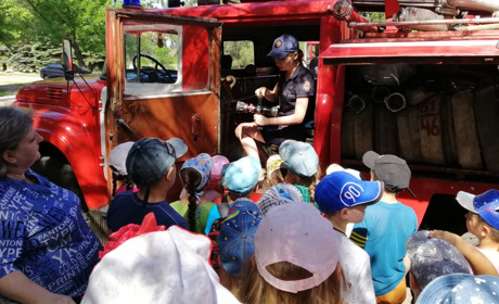 Рятувальники Торецька провели для дітей екскурсію по пожежній частині