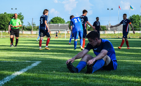 За крок до фіналу: "Звягель" у першому півфінальному матчі кубка області двічі забиває "Бердичеву"