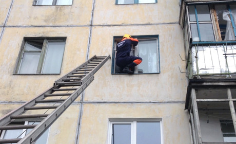 У Старокостянтинові в квартирі рятувальники виявили тіло людини