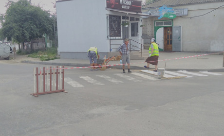 Фото дня: в Барі поновлюють дорожні «зебри»