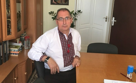 Скам’янілий зуб мамонта, корпус ручного гранатомета і гобелен: кабінет директора Шипинської школи