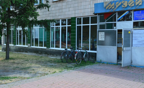 У Корюківському музеї «декомунізували» вікна. А погруддя Федорова — забрали у Путивль