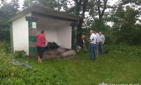 На автобусній зупинці на Рогатинщині блискавка вбила трьох львів'ян, дві місцеві жінки — у лікарні