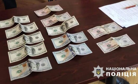 У Калуші затримали двох закарпатців при спробі дати поліції тисячу доларів відкупних