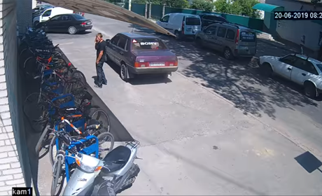Біля БАДТ поцупили велосипед. Просимо упізнати крадія: відео 