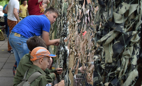 Старокостянтинівці плели маскувальні сітки 