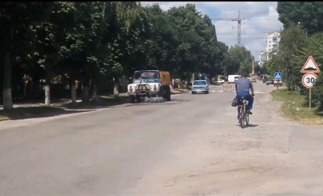 В Барі поливають дороги у спекотні дні: відео