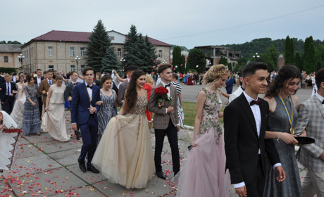 114 чортківських випускників попрощалося зі школою, з них 14 – медалістів (фоторепортаж)