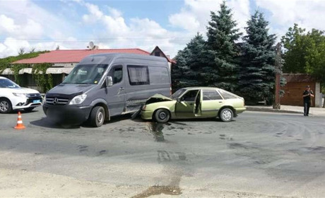 У Мамаївцях зіткнулись бус та легковик (фото)