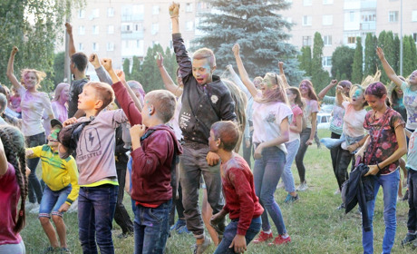 Як менська молодь фарбувала один одного. Фото